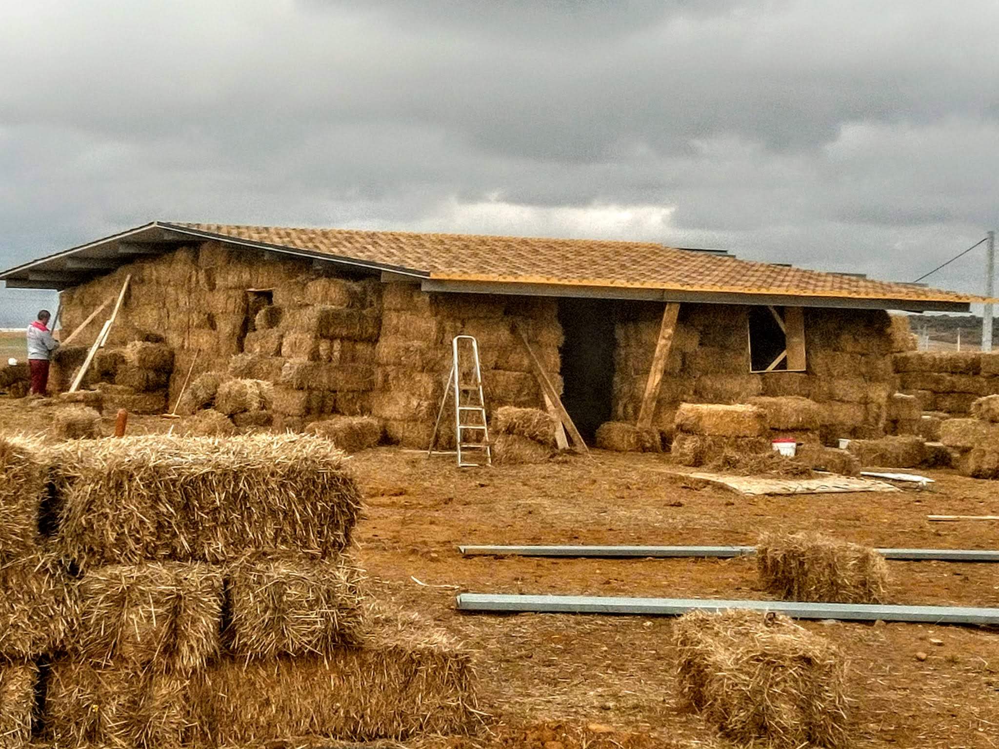 La playa Enfermedad industria Un leonés construye con pacas de paja una casa de tres habitaciones |  Agronews Castilla y León