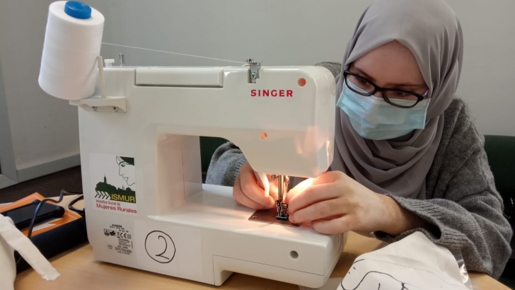 alumna aprendiendo maquina coser