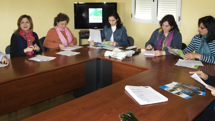 junta directiva de ismru durante una reunion de trabajo